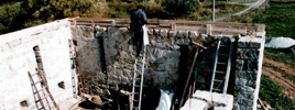 Betonování podlah - Svázaní starého zdiva 